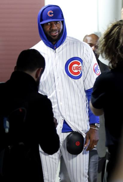 LeBron James si  presentato allo United Center di Chicago con l&#39;uniforme dei Chicago Cubs, la squadra campione MLB. Ap